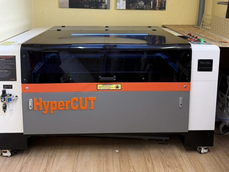 Laserski rezalnik HyperCUT PRO-1390s v delavnici